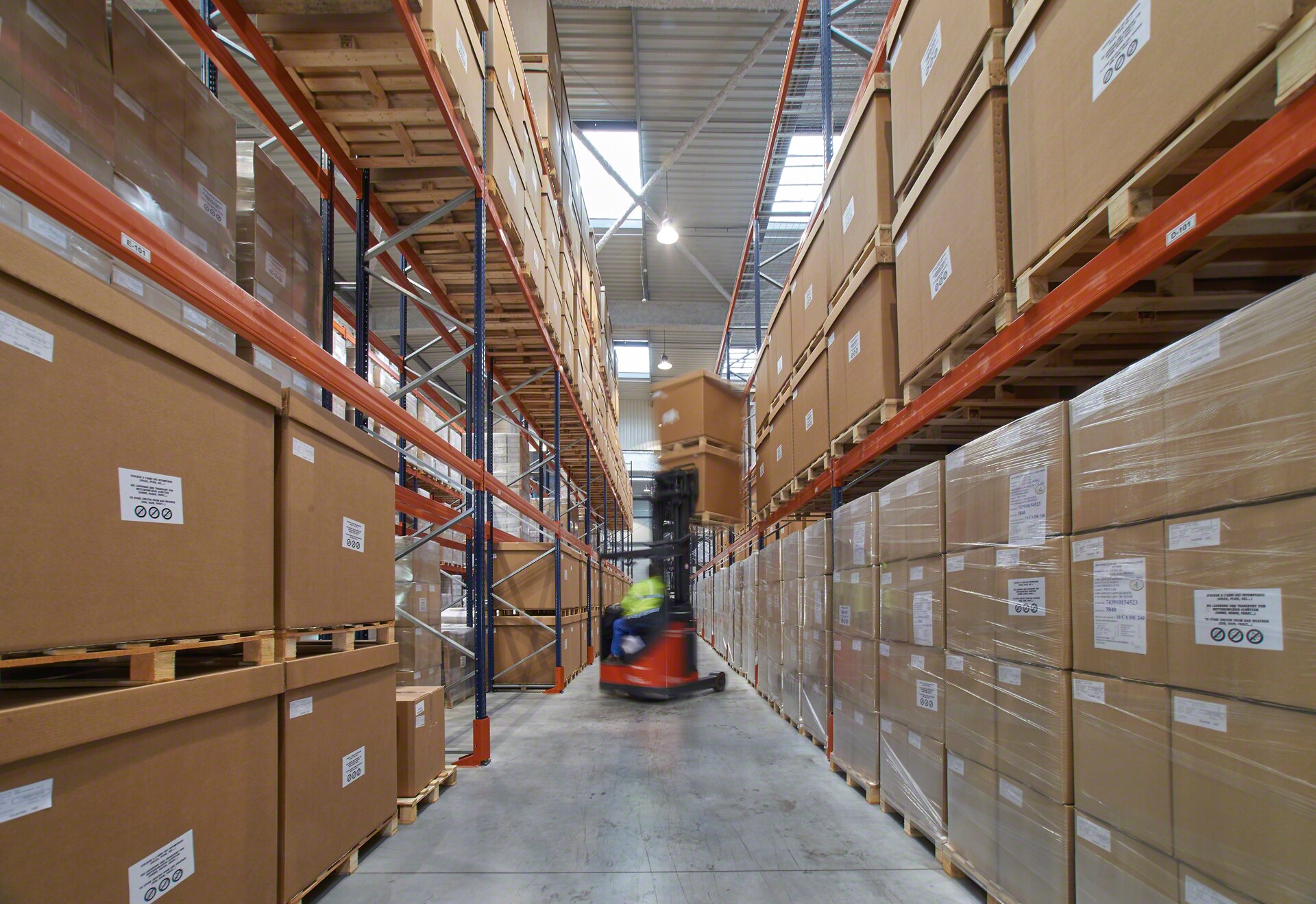 Forklift unloading a pallet in a short installation