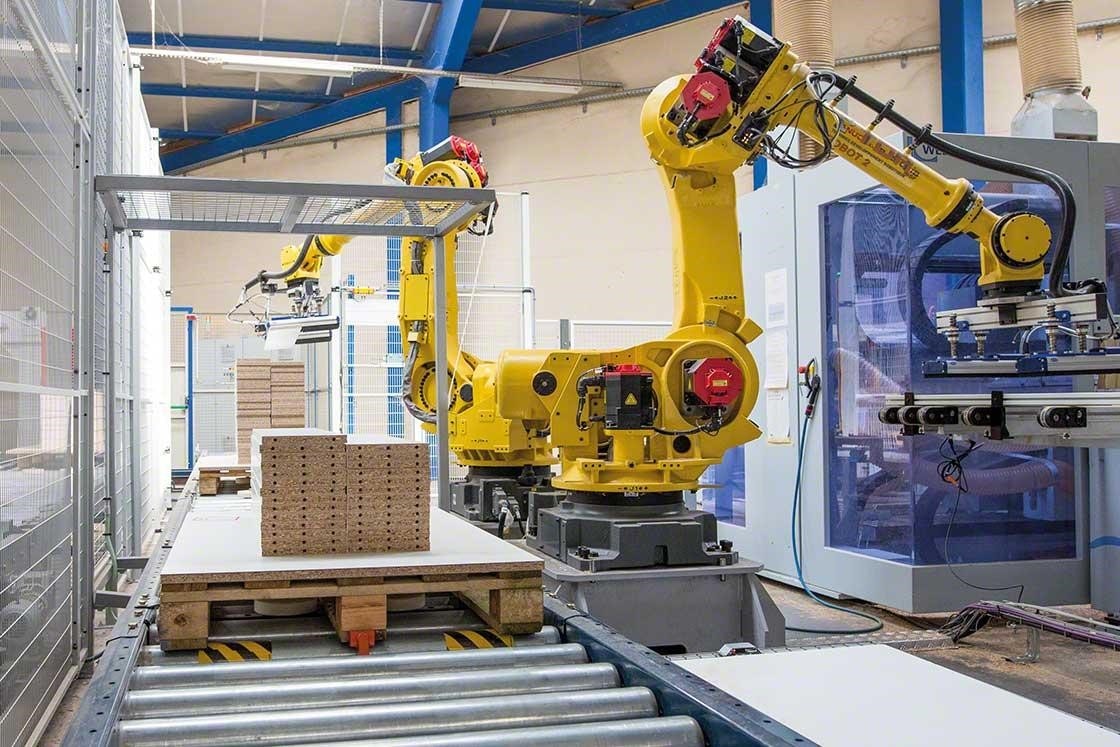 Mehanske roke paletizirajo blago v robotiziranem skladišču