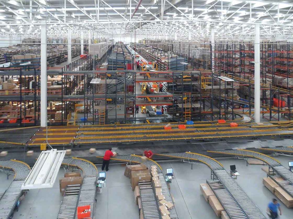 Samodejni sistemi in programska oprema za upravljanje skladišča poenostavijo procese, zaradi česar so dostave zadnjega milja natančnejše Samodejni sistemi in programska oprema za upravljanje skladišča poenostavijo procese, zaradi česar so dostave zadnjega milja natančnejše