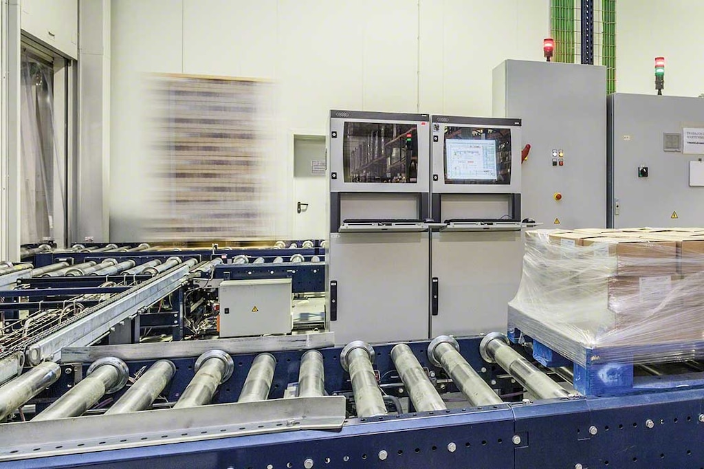 WMS omogoča avtomatski nadzor dotokov blaga v objekt in odtokov iz njega WMS omogoča avtomatski nadzor dotokov blaga v objekt in odtokov iz njega