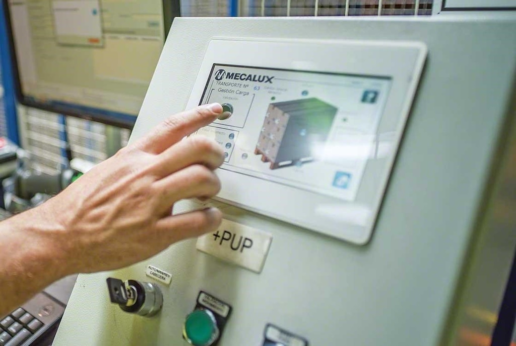 Sistem upravljanja skladišča ima vlogo pri nalogah, povezanih s prevzemom blaga.