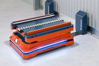 Programska oprema za upravljanje voznega parka organizira polnjenje baterij robotov AMR