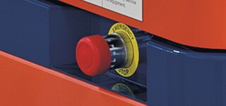 Vsak robot AMR je opremljen z varnostnimi gumbi za zaustavitev, ki ob aktiviranju povzročijo popolno zaustavitev