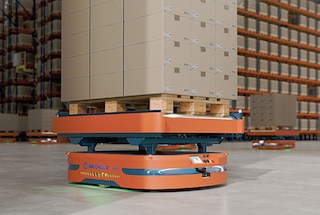 Roboti AMR prevažajo palete znotraj skladišča