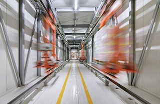 Električni enotirni sistem je visoko hitrostna rešitev, ki pospešuje pretok palet Električni enotirni sistem je visoko hitrostna rešitev, ki pospešuje pretok palet