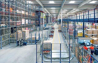 Varnostna ograja omejuje dostop do delovnega območja sistema s transportnimi vozički Varnostna ograja omejuje dostop do delovnega območja sistema s transportnimi vozički