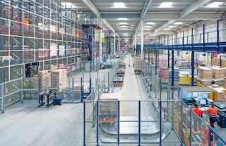 Varnostna ograja omejuje dostop do delovnega območja sistema s transportnimi vozički