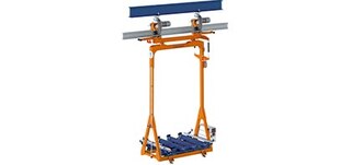 Nadzemni vozički krožijo vzdolž tirnice, nameščene na stropu objekta