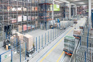 Enotirni transportni sistemi povezujejo različna območja znotraj objekta Enotirni transportni sistemi povezujejo različna območja znotraj objekta