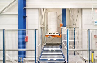 Vertikalni transporterji lahko obvladujejo različne vrste paletiziranega tovora